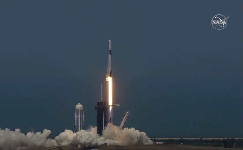 Após dois meses em órbita, cápsula da SpaceX retorna à Terra com astronautas