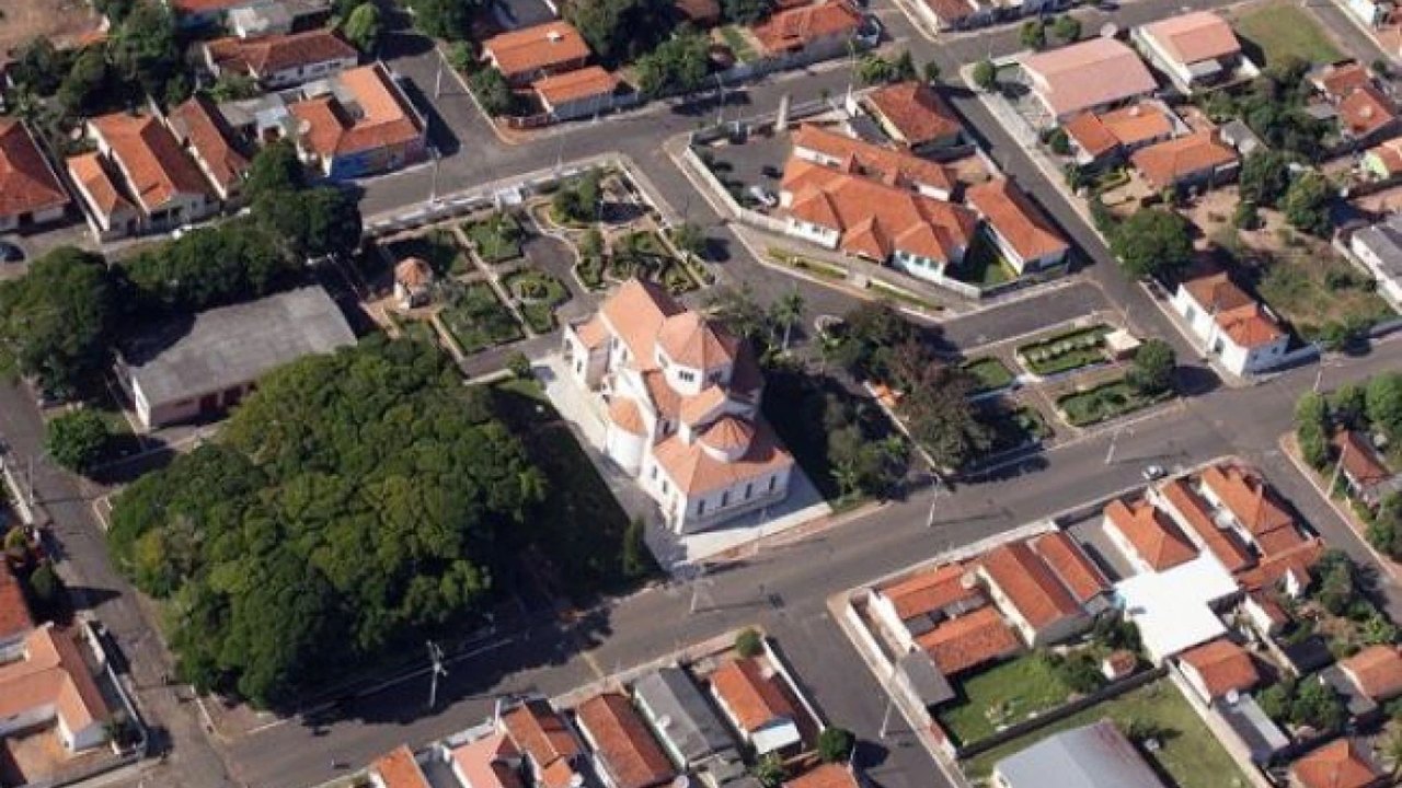 Juiz adverte ex-secretária de Lupércio (SP) por cultivar maconha no quintal