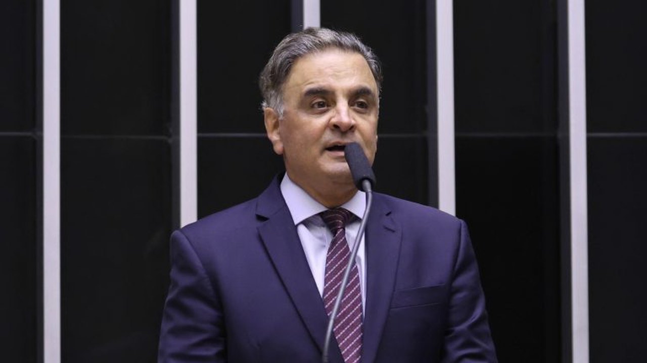 Após quatro décadas de mandatos consecutivos, Aécio Neves anuncia que não disputará as eleições