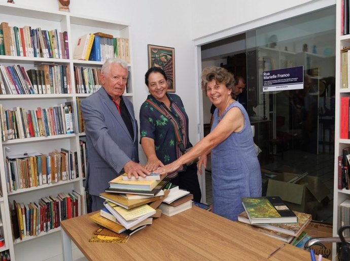 Cesmac recebe doação de acervo bibliográfico da museóloga Carmen Lucia Dantas