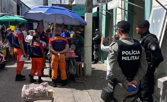 A fiscalização percorreu a feira livre da cidade