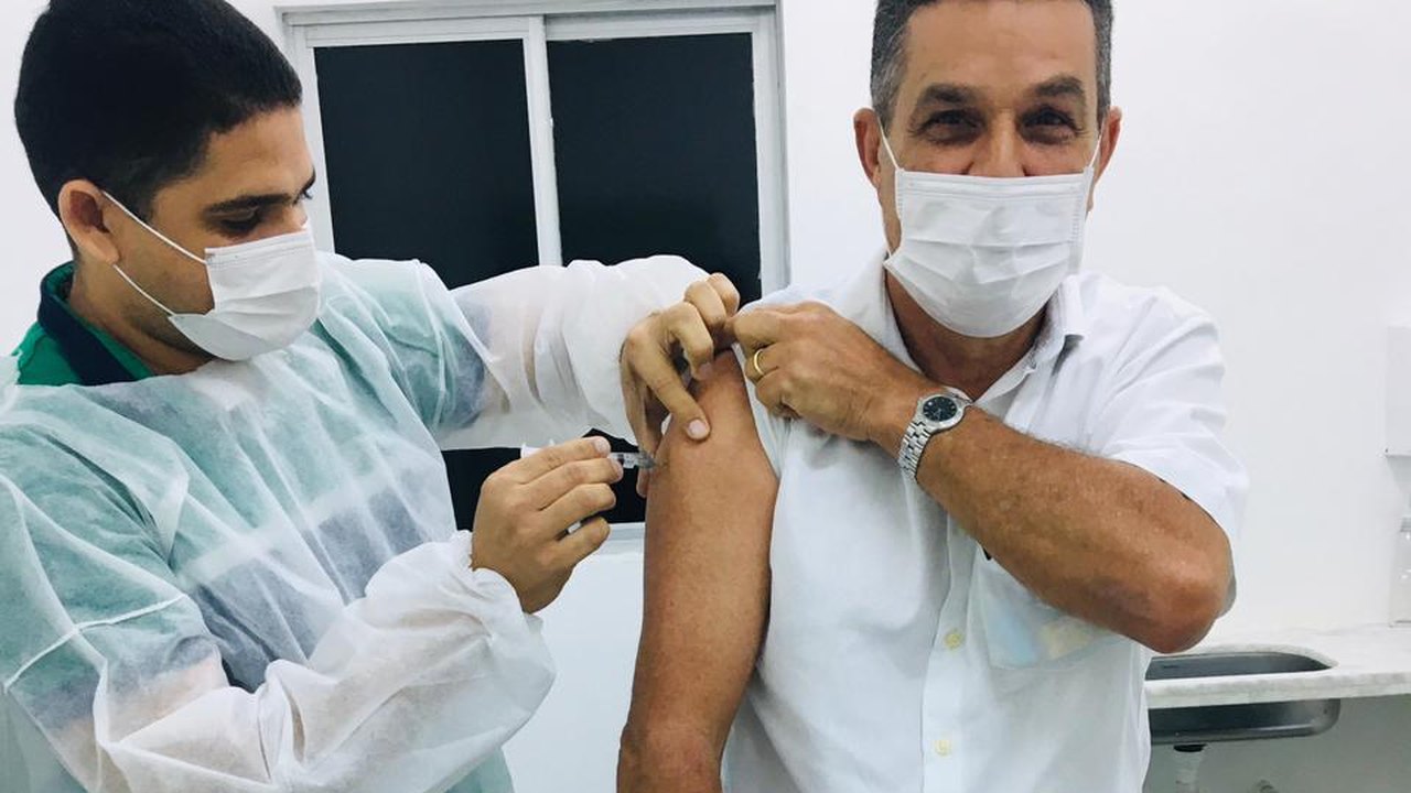 Covid-19: Prefeito de Branquinha recebe 2ª dose e reforça importância de completar o ciclo vacinal