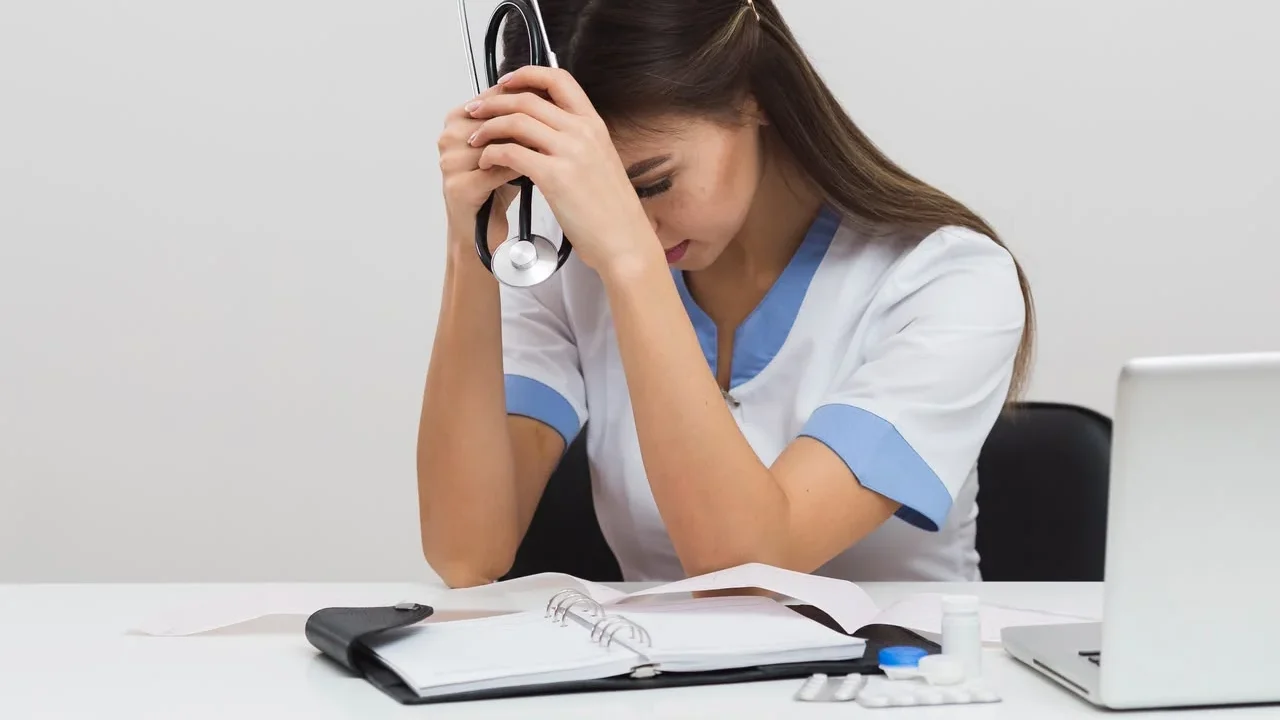 Burnout avança entre profissionais da saúde: quais sinais indicam que o trabalhador chegou ao limite?