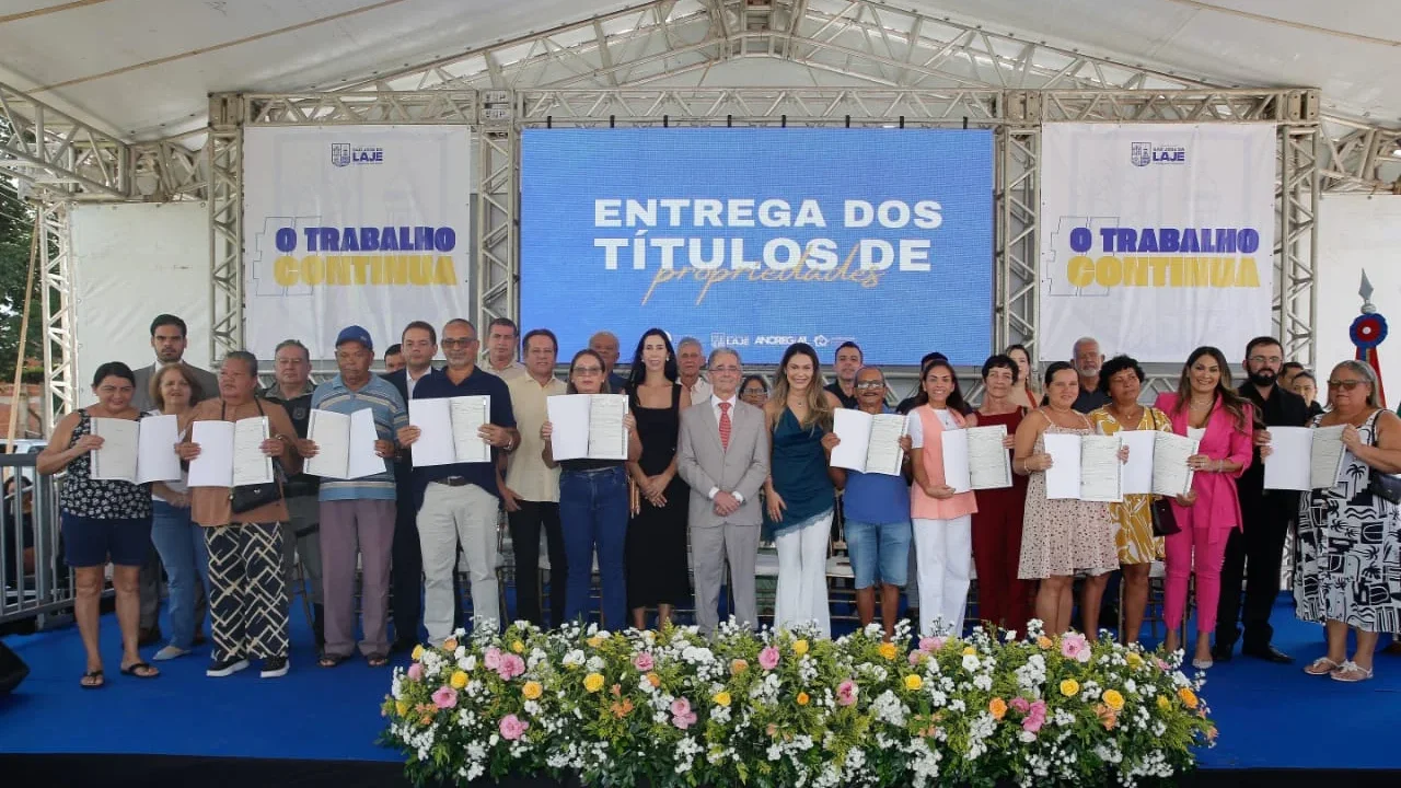 Fim da informalidade: 314 famílias de São José da Laje recebem títulos de propriedade pelo Moradia Legal.
