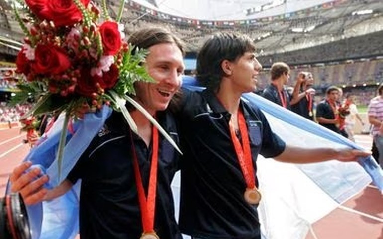 Messi volta a Pequim 15 anos após o ouro olímpico para amistosos com Argentina e é ovacionado