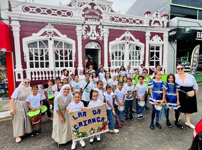 Lar da Criança comemora 29 anos e celebra Mês da Criança com desfile no centro de Palmeira