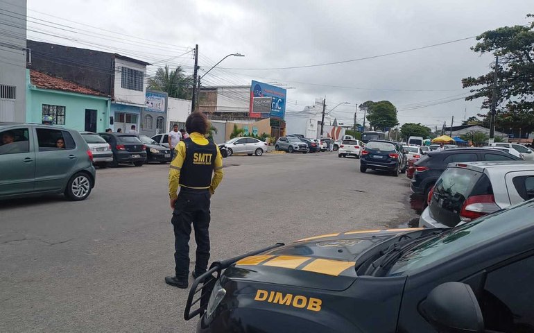 Bienal: Ação do DMTT coíbe reserva de vagas por flanelinhas no entorno do Centro de Convenções