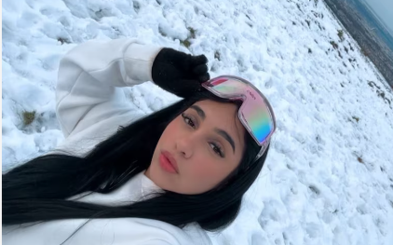 Influencer brasileira de 19 anos e o namorado são presos com R$ 38 mil em drogas na Irlanda