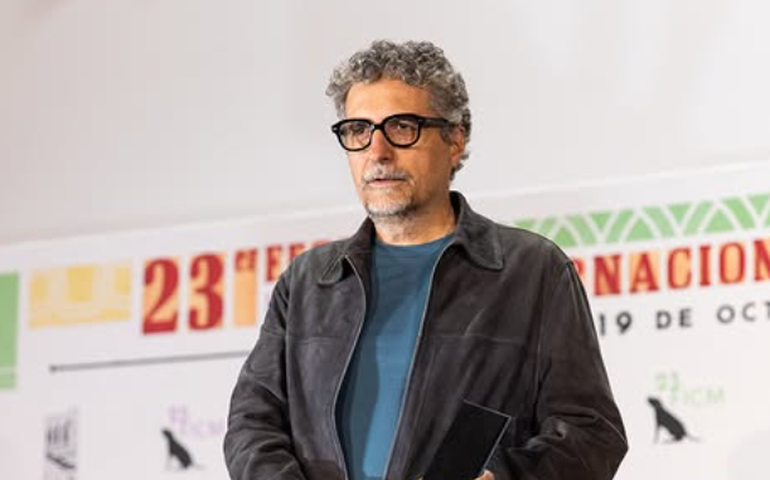 Kleber Mendonça Filho e Walter Salles fazem foto juntos durante encontro em festival de cinema