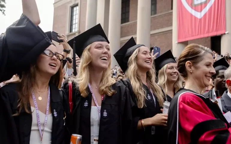 Trump veta visto a estudantes estrangeiros em Harvard