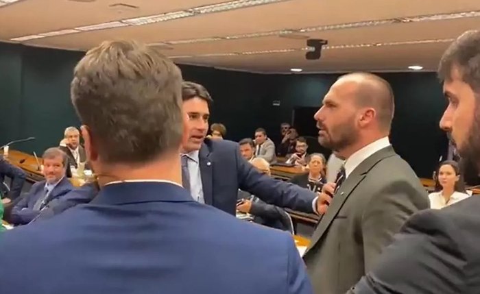 Eduardo Bolsonaro em mais uma cena vexatória na Câmara nesta quarta-feira Eduardo Bolsonaro em mais uma cena vexatória na Câmara nesta quarta-feira
