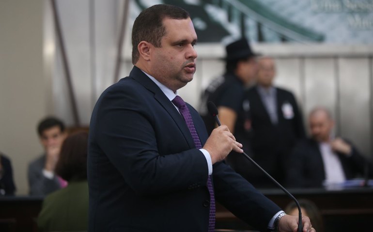 Fernando Pereira critica descaso do Estado com o desabastecimento de água e as altas tarifas cobradas na região metropolitana