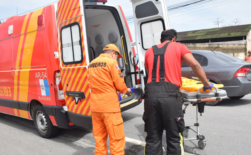 Bombeiros atuam em colisão entre carro e moto na Ponta Verde