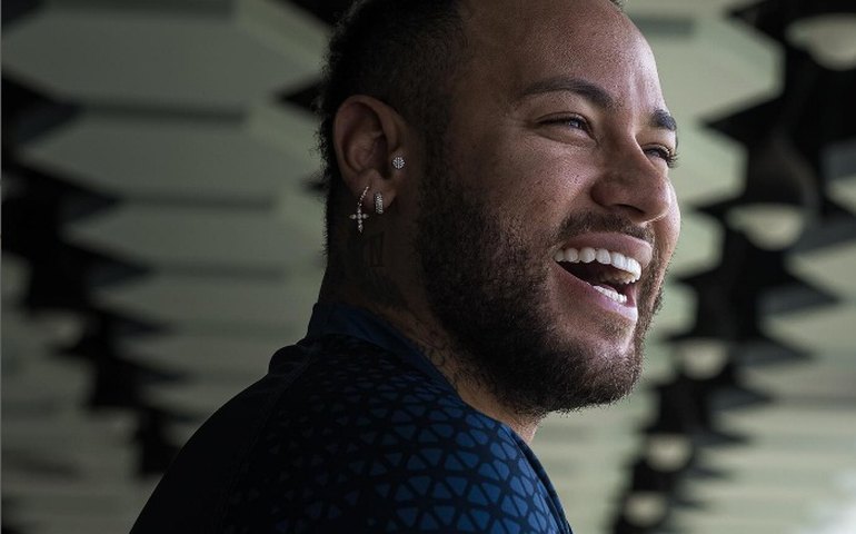 Perto do retorno: Neymar aparece batendo bola pela primeira vez após lesão