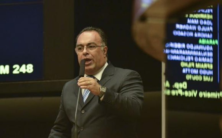 Câmara aprova cassação do deputado André Vargas