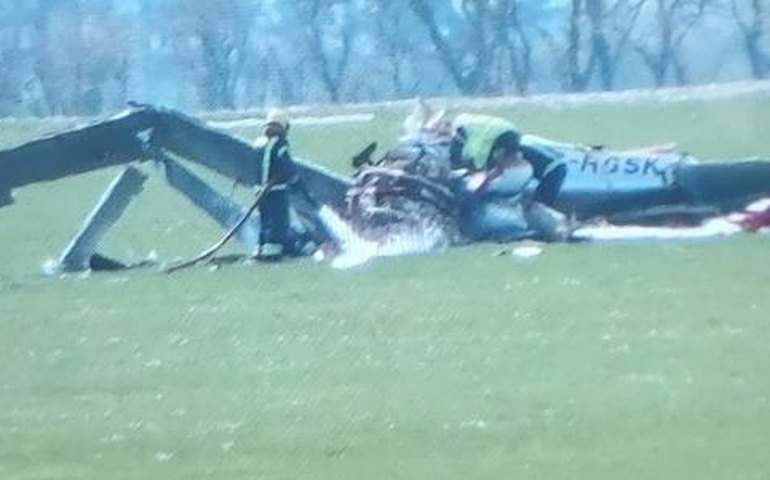 Piloto morre após avião cair no pátio do Museu da Guerra, na Inglaterra; vídeo