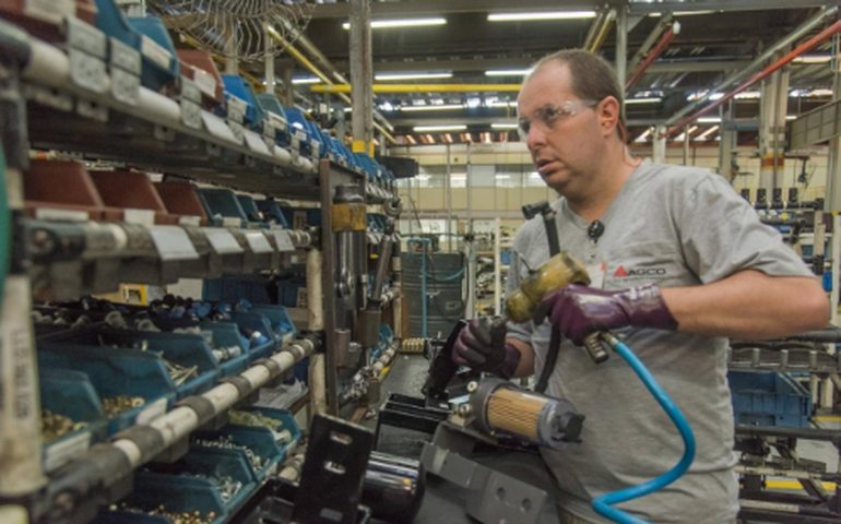 Precisão que vem do tato: montador com deficiência visual atua na linha de montagem de tratores na fábrica da AGCO
