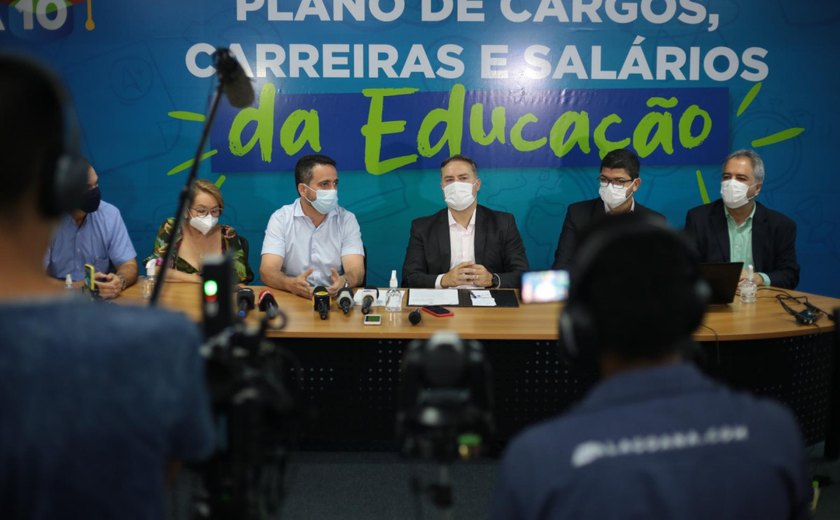 Governador assina sanção do novo PCCS da Educação e servidores terão quatro salários reajustados ainda em 2021