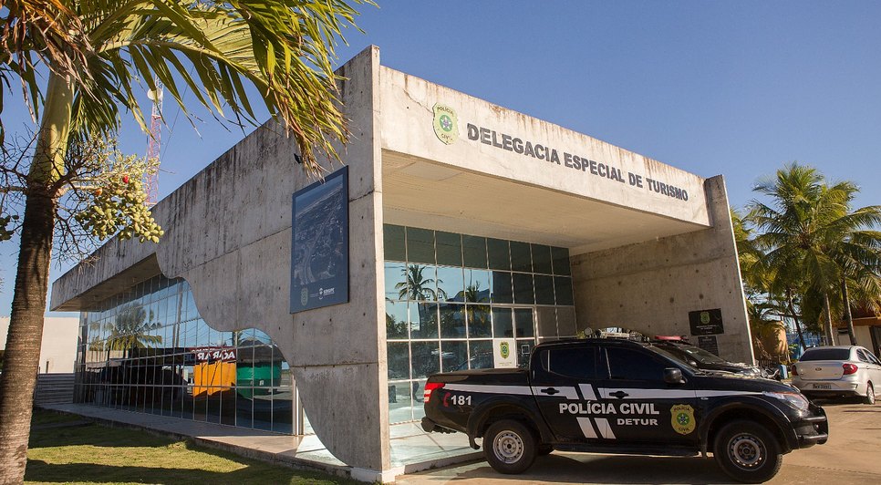 Três transexuais suspeitas de chantagear clientes para programas sexuais são presas em Aracaju; veja fotos das foragidas