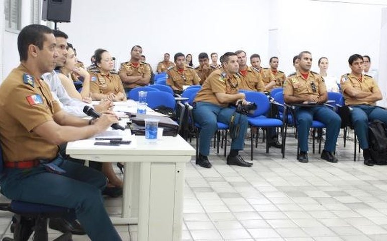 Oficiais do Corpo de Bombeiros apresentam trabalhos finais de curso