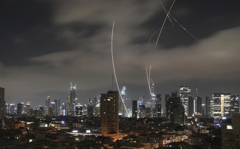 Em resposta a novos ataques, Irã lança ofensiva com onda de mísseis contra Israel