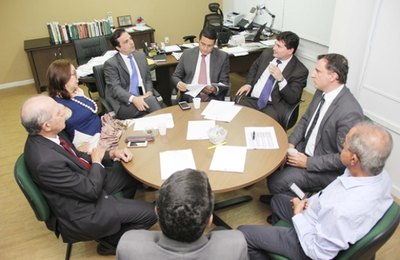 Sesau firma parceria com Defensoria Pública para zerar fila de espera por cirurgias