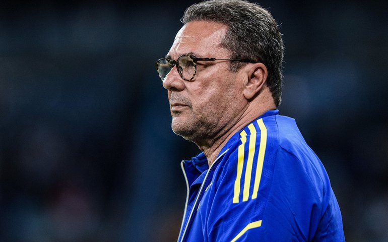 Vetado no Santos e traído na política, Luxa quer futebol de volta às origens