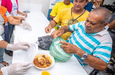 Moradores do Biu recorrem ao novo Restaurante Popular para comprar refeições