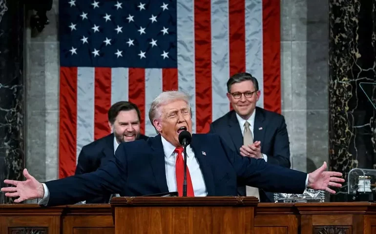 Trump defende tarifas e promete linha dura com Irã em discurso mais longo