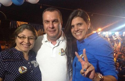 Novo Lino assiste uma onda azul com Marcela em seu primeiro comício