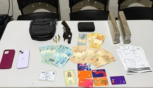 Duas mulheres foram encontradas com diversos cartões, arma e drogas. Foto: Reprodução/Cortesia.