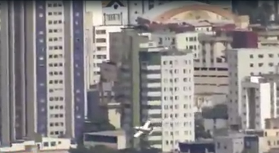 Momento em que avião se choca com prédio em BH. Fonte: Internet