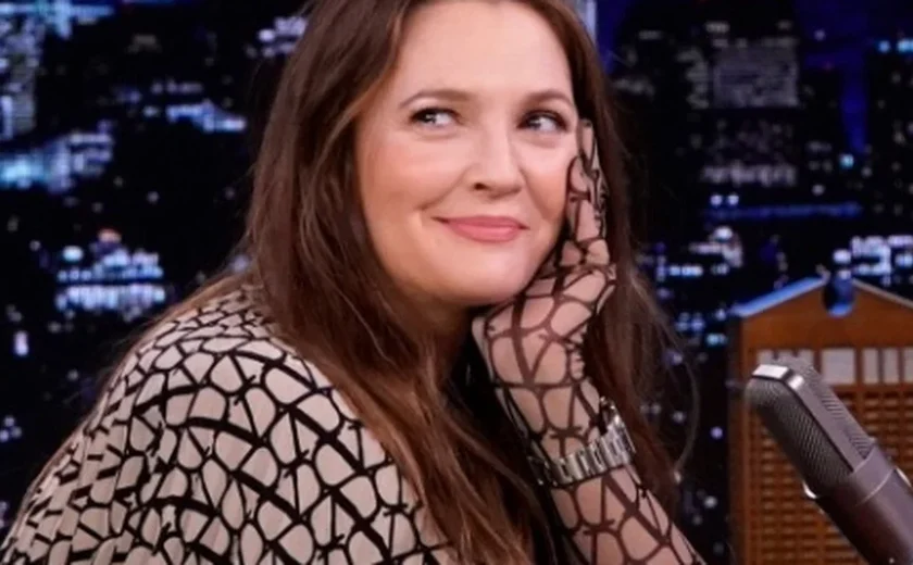 Drew Barrymore surpreende ao tirar extensões capilares em programa de TV