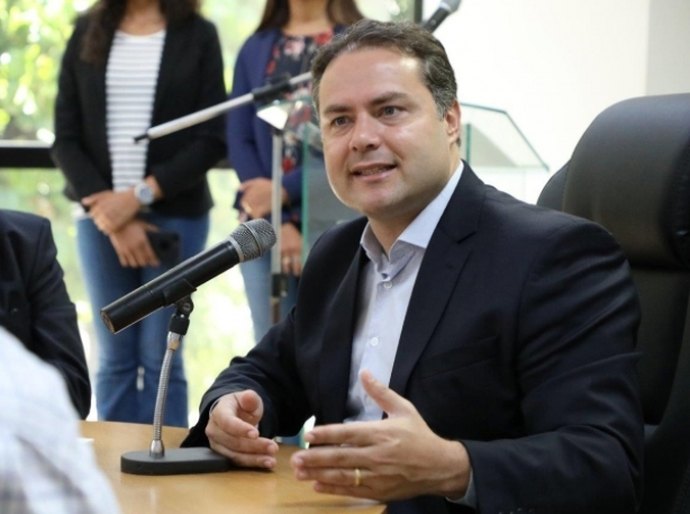 “Falta diálogo com a sociedade”, diz Renan Filho sobre decreto das armas