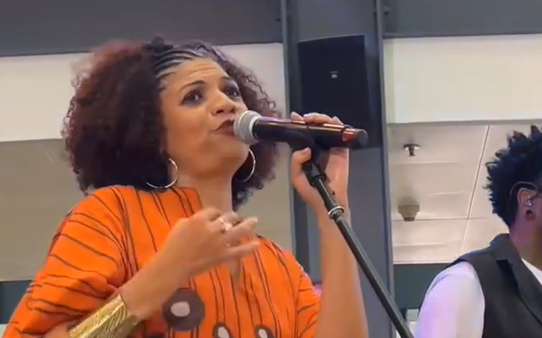 Cantora lança obra que mapeia a trajetória de artistas negras no país