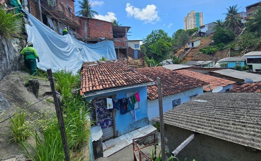 Proteção de encostas com lonas chega a 27 bairros de Maceió