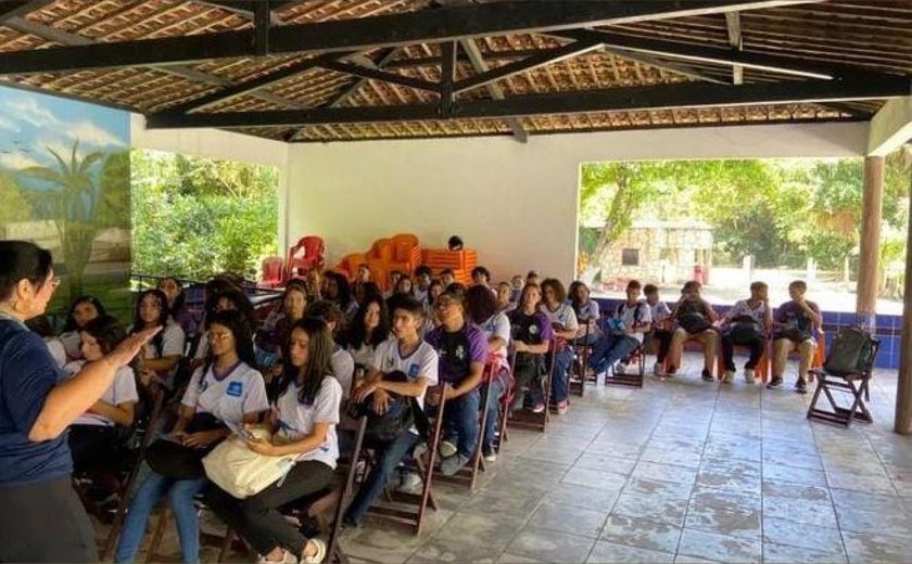 Casal apresenta a estudantes sistema de captação e tratamento da água na APA Catolé