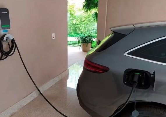 Carros elétricos em garagens podem oferecer risco de incêndio, alerta MPAL