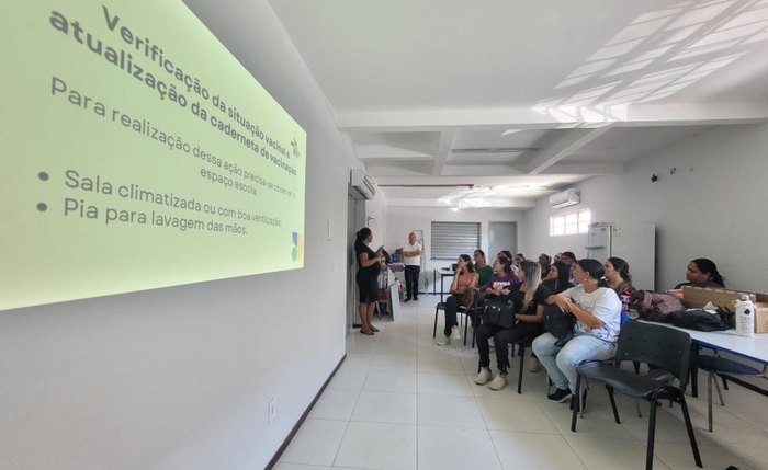 Profissionais recebem capacitação para iniciativa de vacinação nas escolas