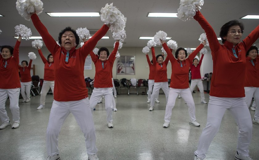 Grupo de &#8216;cheerleaders&#8217; veteranas da Coreia do Sul é símbolo da longevidade no país