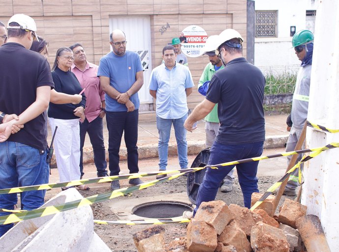 Prefeita Tia Júlia fiscaliza obras de saneamento básico em Palmeira e assegura cumprimento de determinação