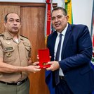Advogado Adeilson Bezerra recebe Medalha Floriano Peixoto em homenagem da Polícia Militar de Alagoas