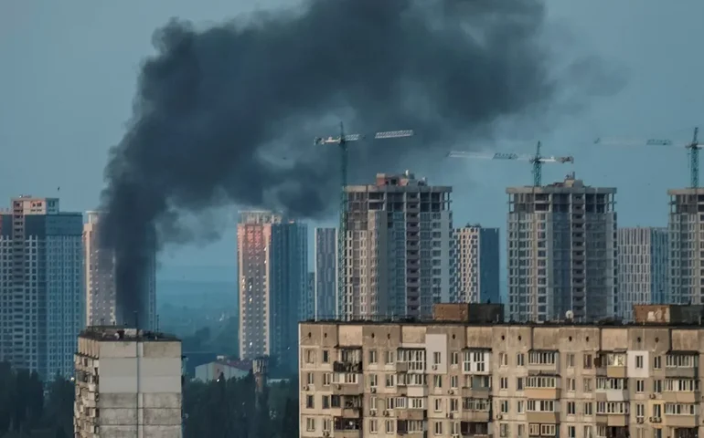 Novo bombardeio da Rússia deixa pelo menos quatro mortos e 30 feridos na Ucrânia