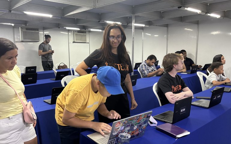 Municípios do interior recebem edição itinerante do OxeTech com formações em tecnologia