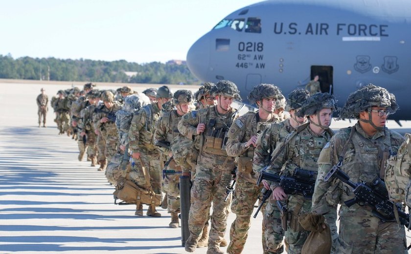 Forças americanas bombardeiam locais ligados ao Irã na Síria