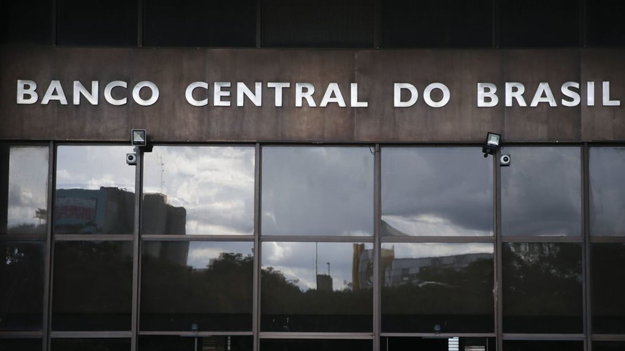 Banco Central eleva taxa de juros para 15% ao ano