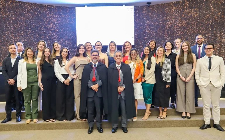 Seção Especializada Cível homenageia Orlando Rocha e Elisabeth Carvalho; desembargadora não pôde comparecer à sessão