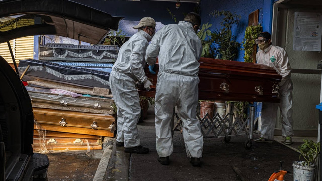 Brasil contabiliza média móvel de 1.066 mortes por covid-19 diariamente