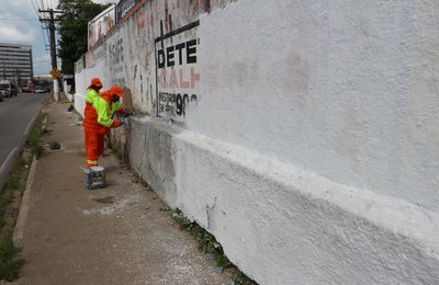 Para reduzir poluição visual, Convívio Social retira publicidades irregulares