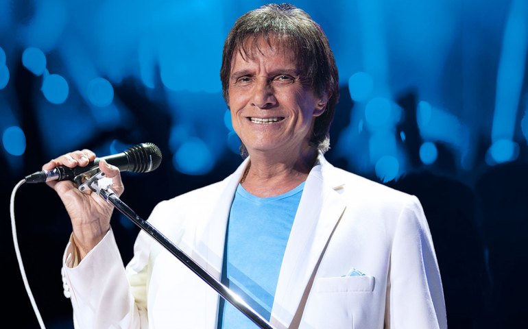 Roberto Carlos se recupera de covid e adia shows